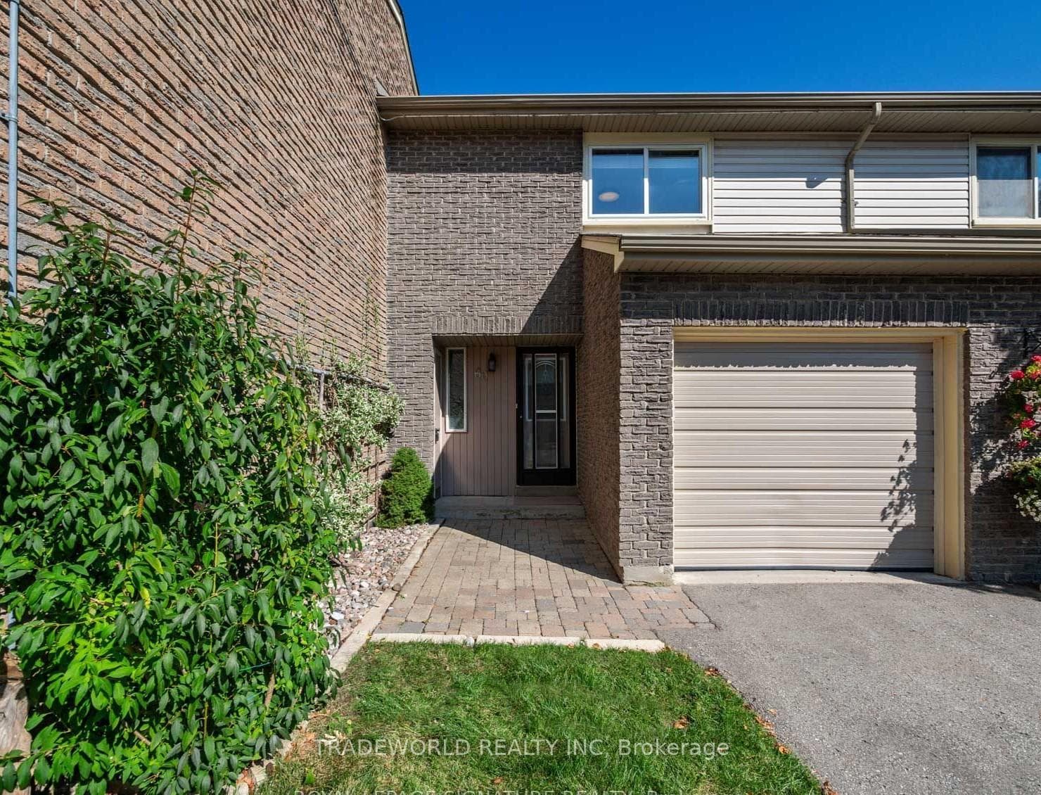 60 Camelot Way photo 1