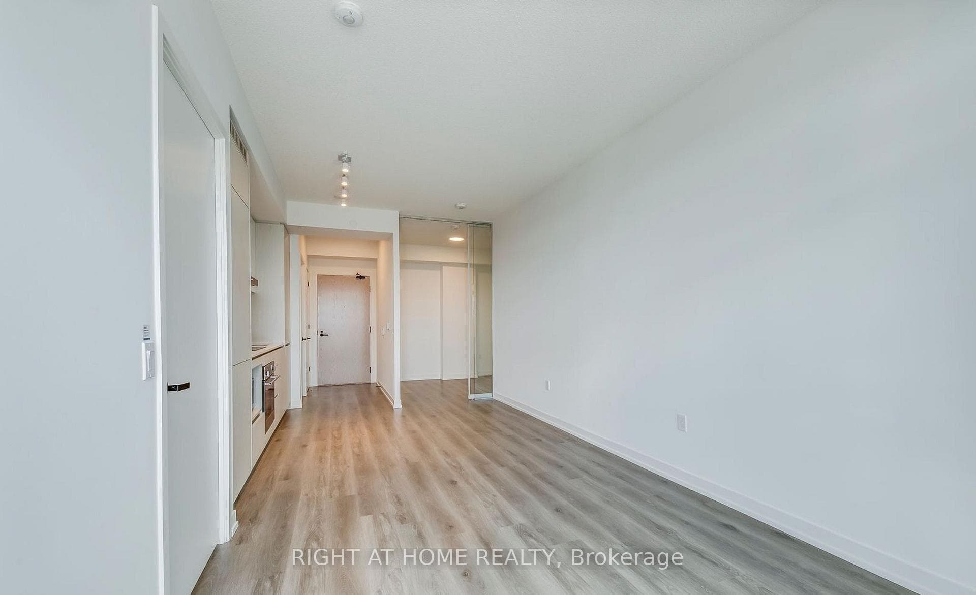 28 Interchange Way Unit 1006 photo 9