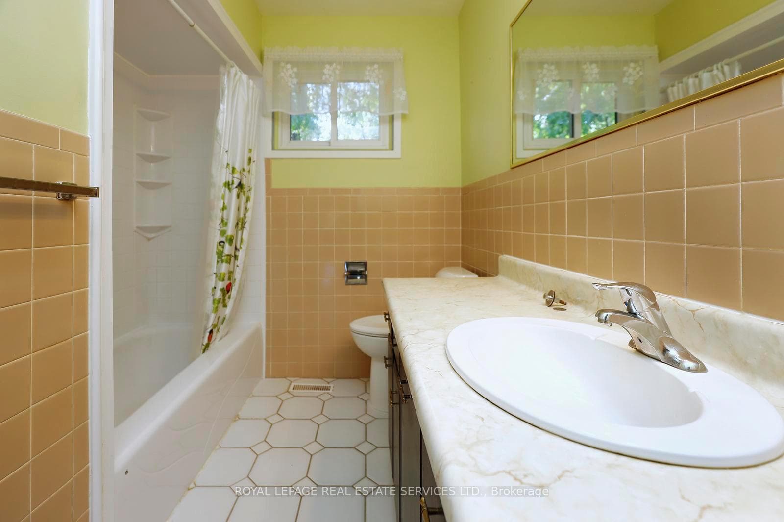 1492 Hillgrove Road photo 37
