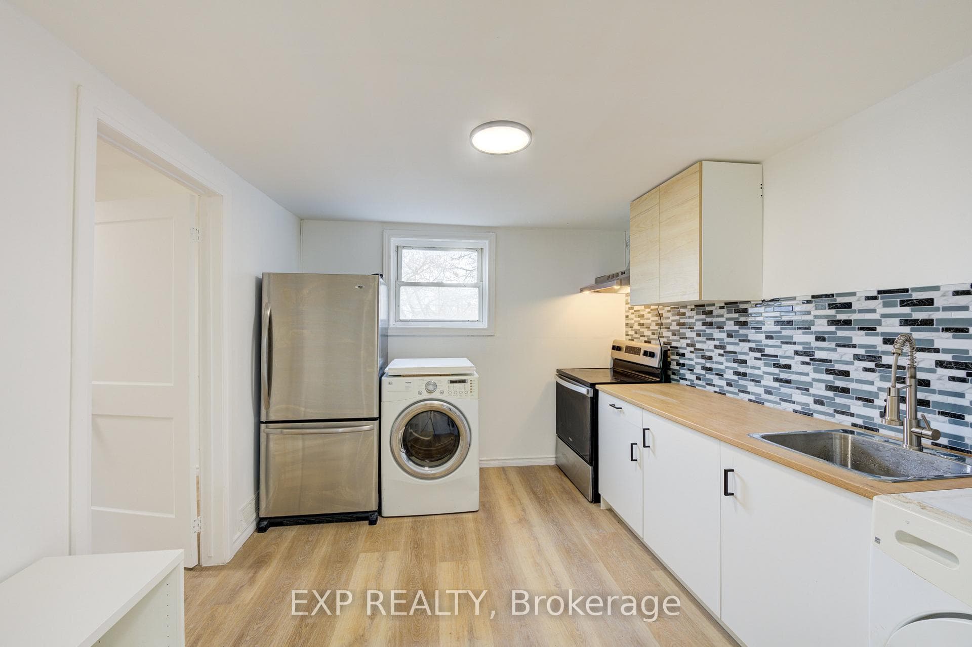 524 Simcoe Street photo 8