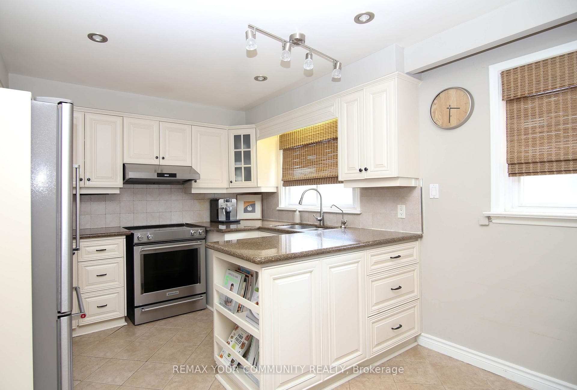 215 Honiton Street photo 12