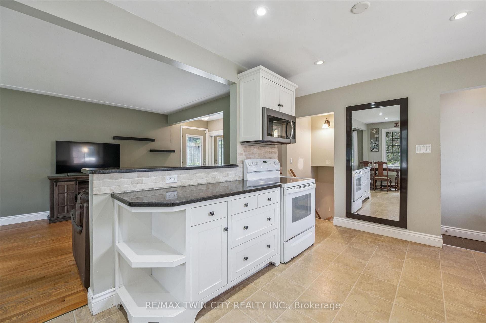 107 Queenston Drive photo 6