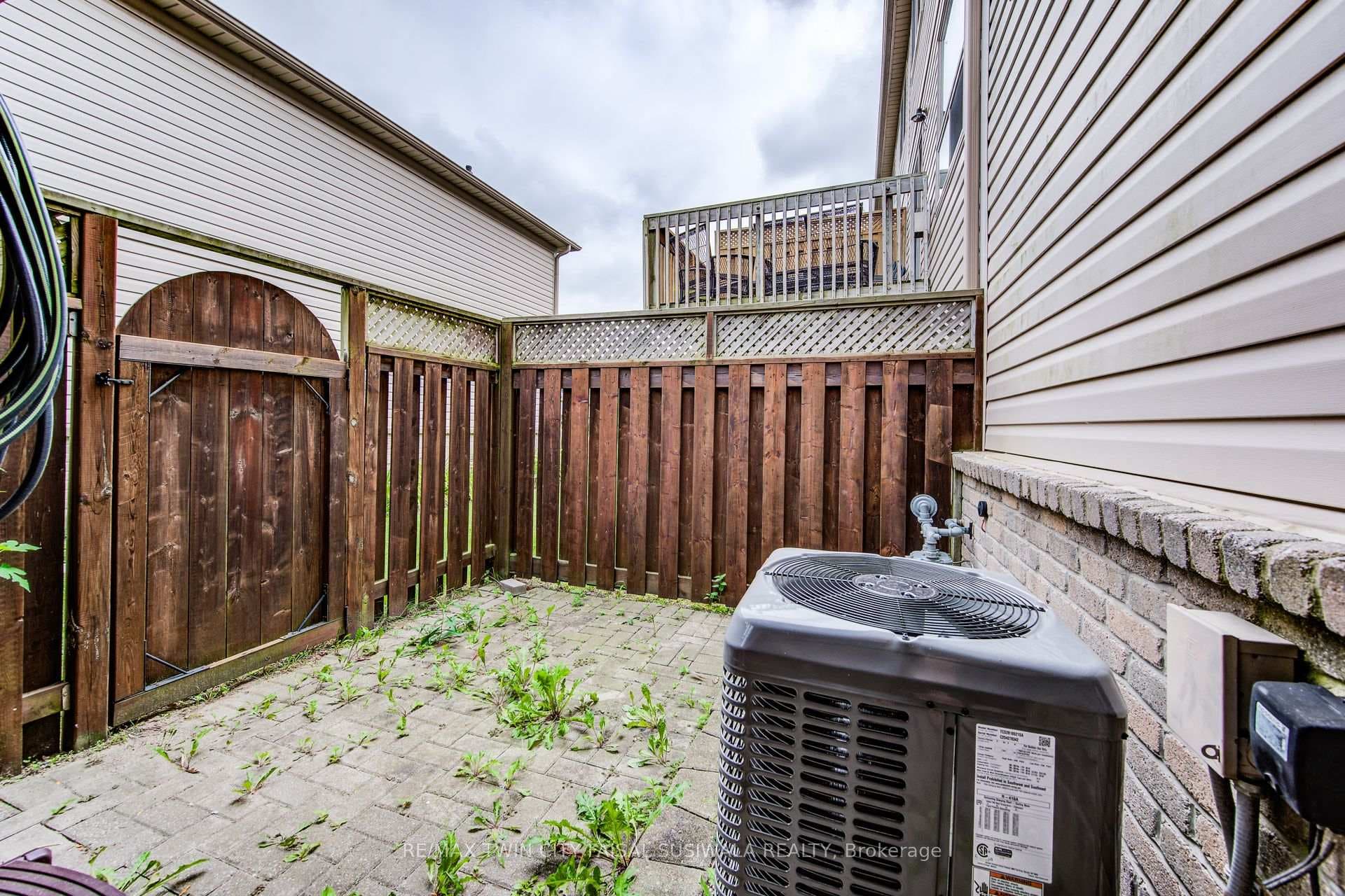 266 Blackhorne Drive photo 5
