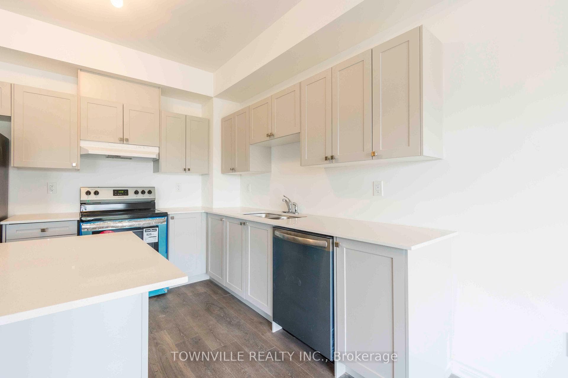 19 Glacier Crescent photo 12