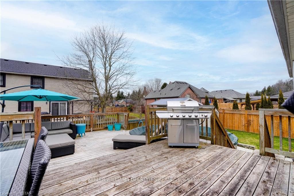 304 SELBOURNE Drive photo 37