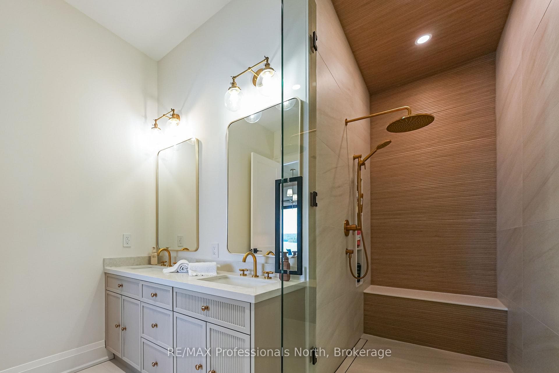 1015 Treasure Drive photo 23