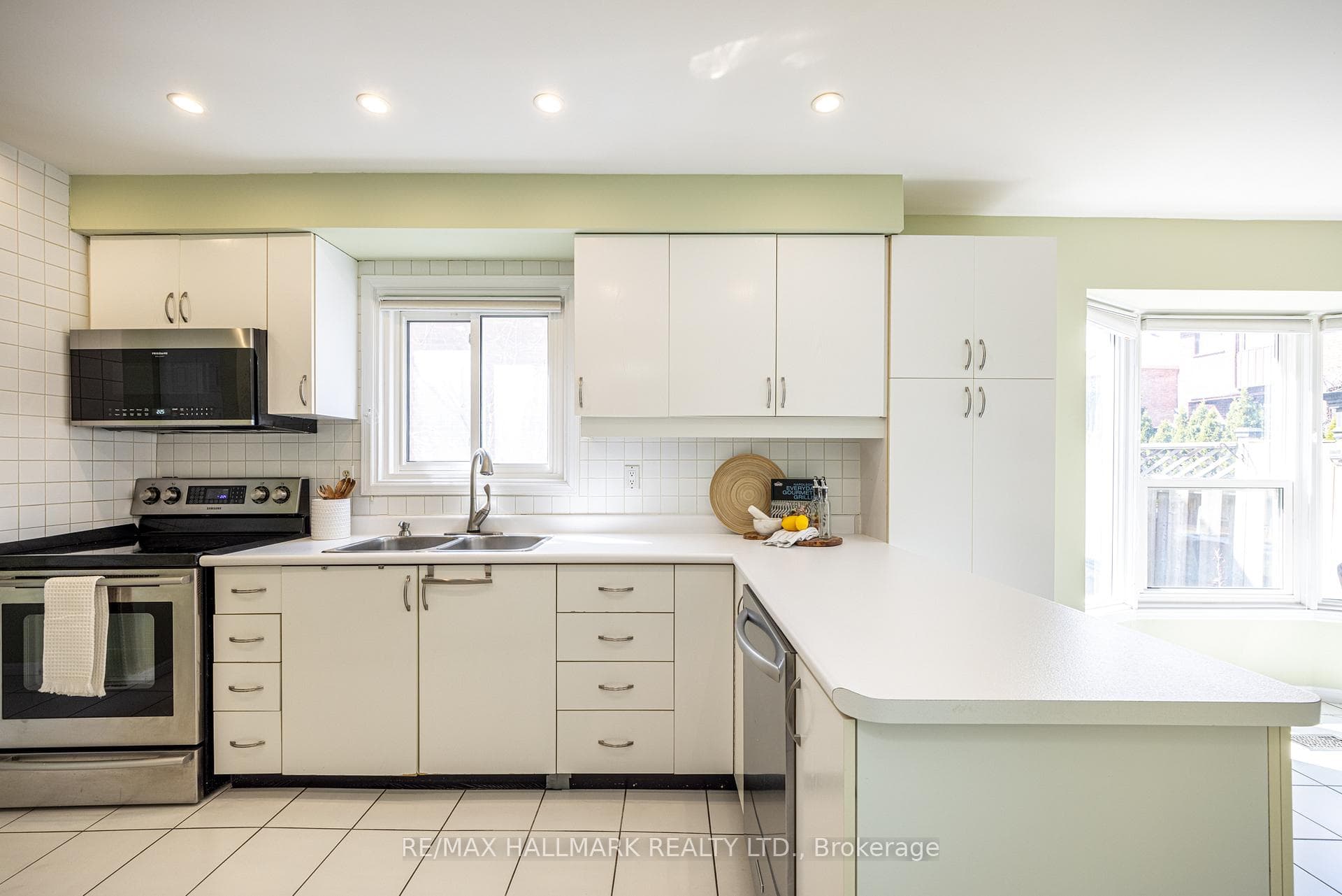 85 Colvin Crescent photo 8