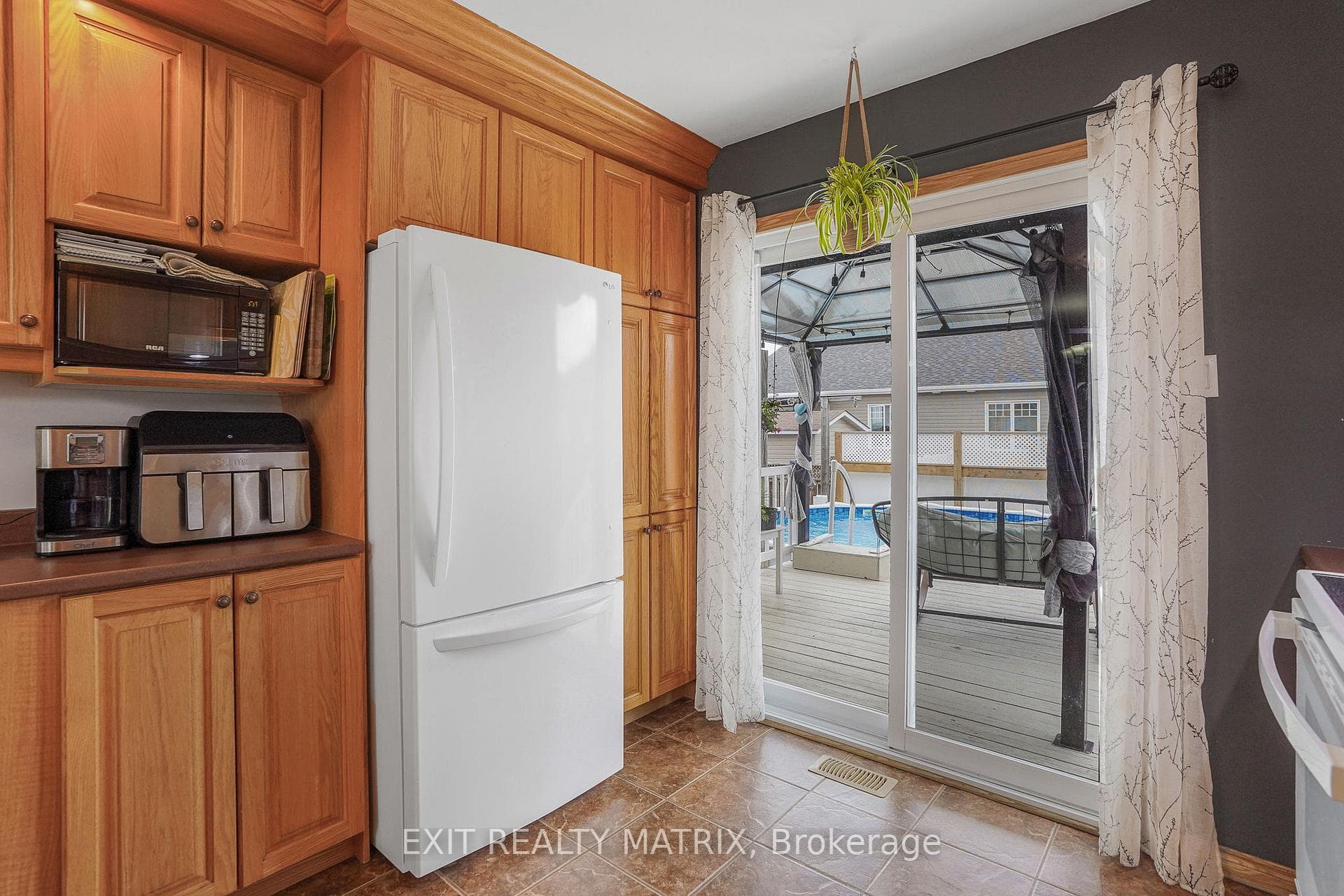 90 Richard Street photo 15