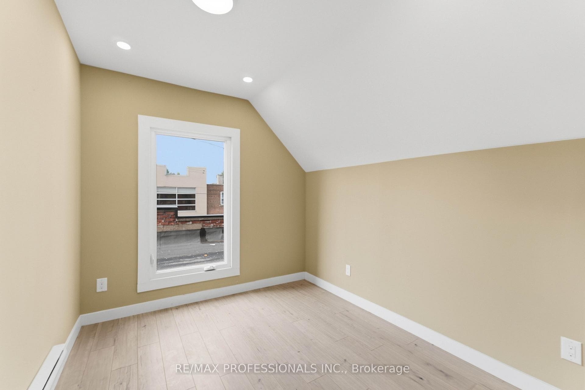 759 Barton Street Unit # Upper photo 18