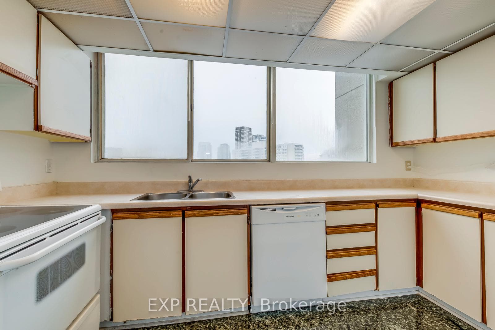 3700 Kaneff Crescent Unit 1705 photo 12