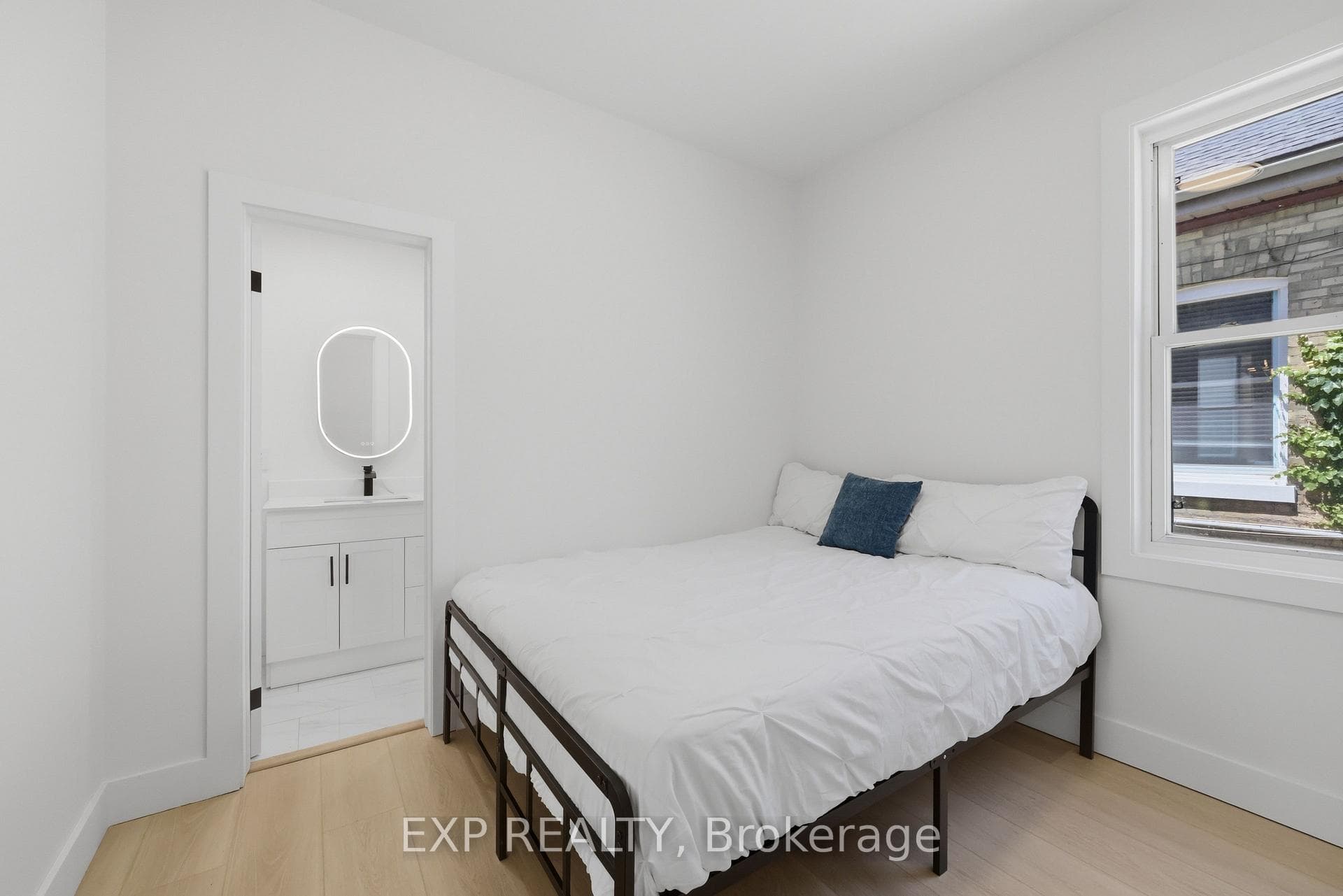 571 Elizabeth Street photo 16
