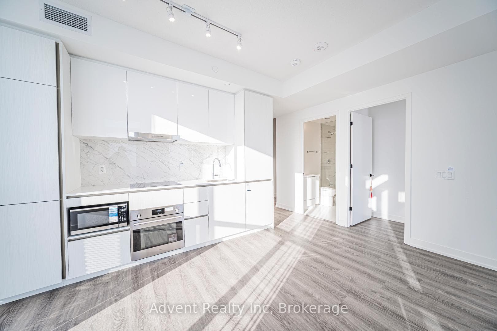 8 Interchange Way Unit 5512 photo 6