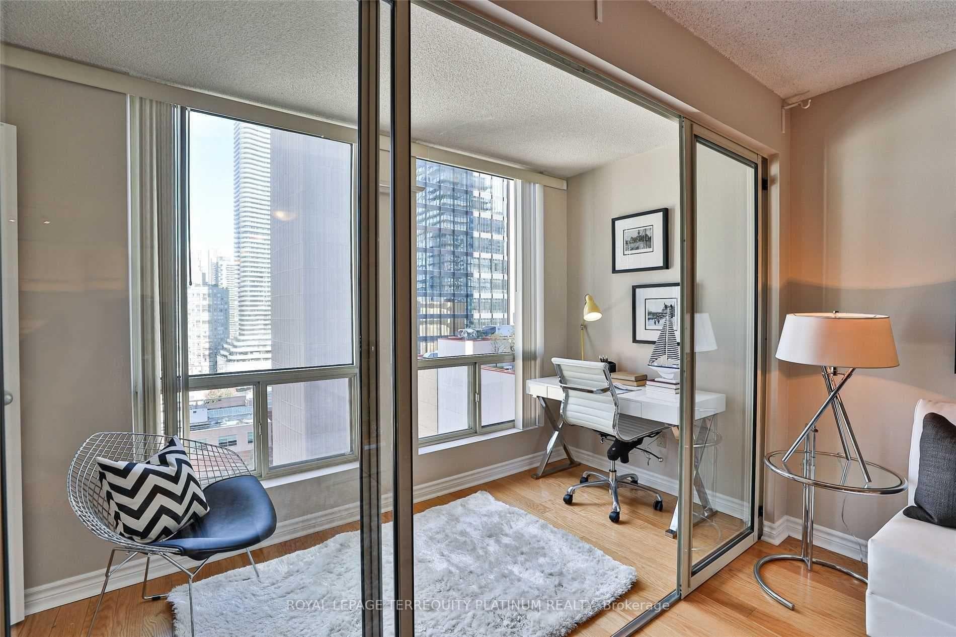 25 Grenville Street Unit 1801 photo 6