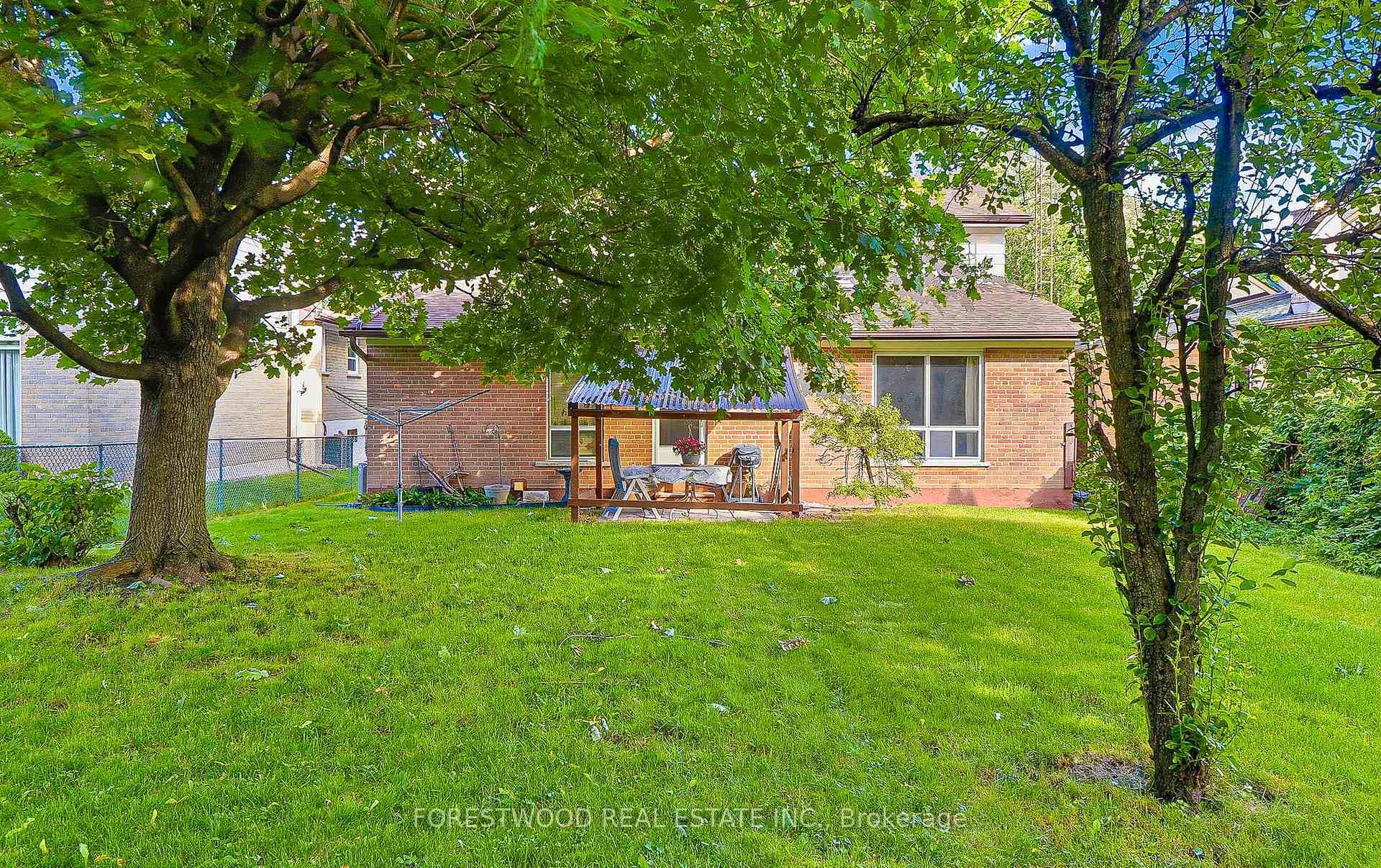523 Hyacinthe Boulevard photo 41