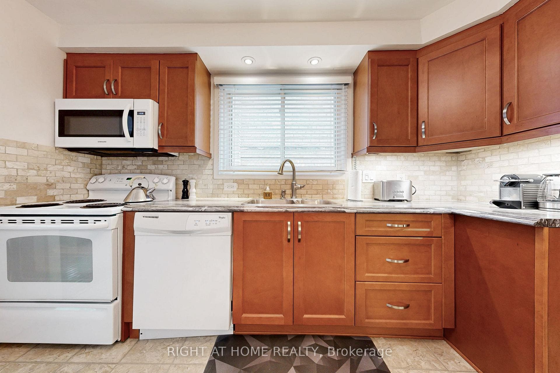 66 CLIVEDEN Avenue photo 13