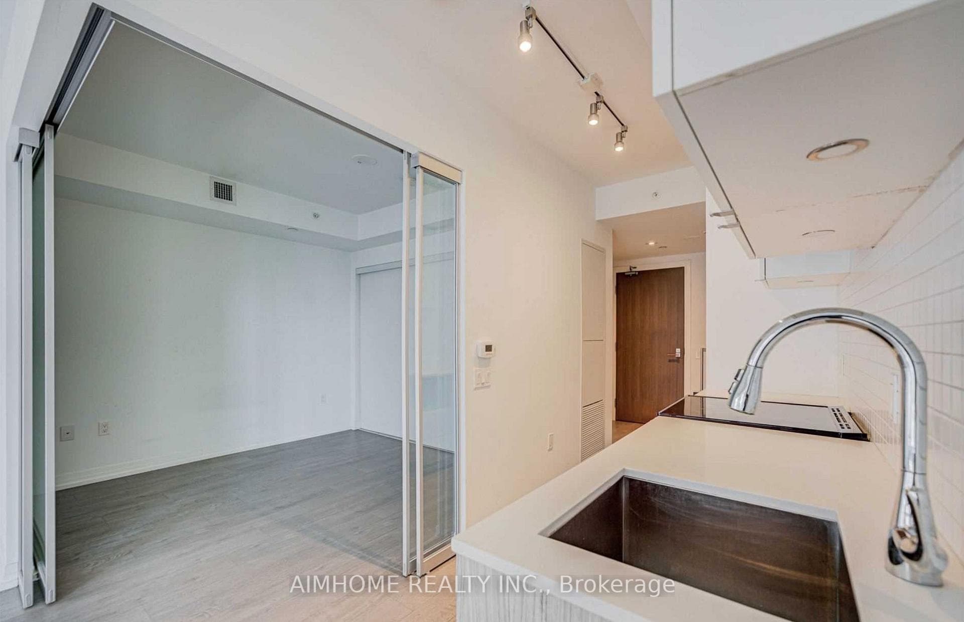 251 Jarvis Street Unit 823 photo 11