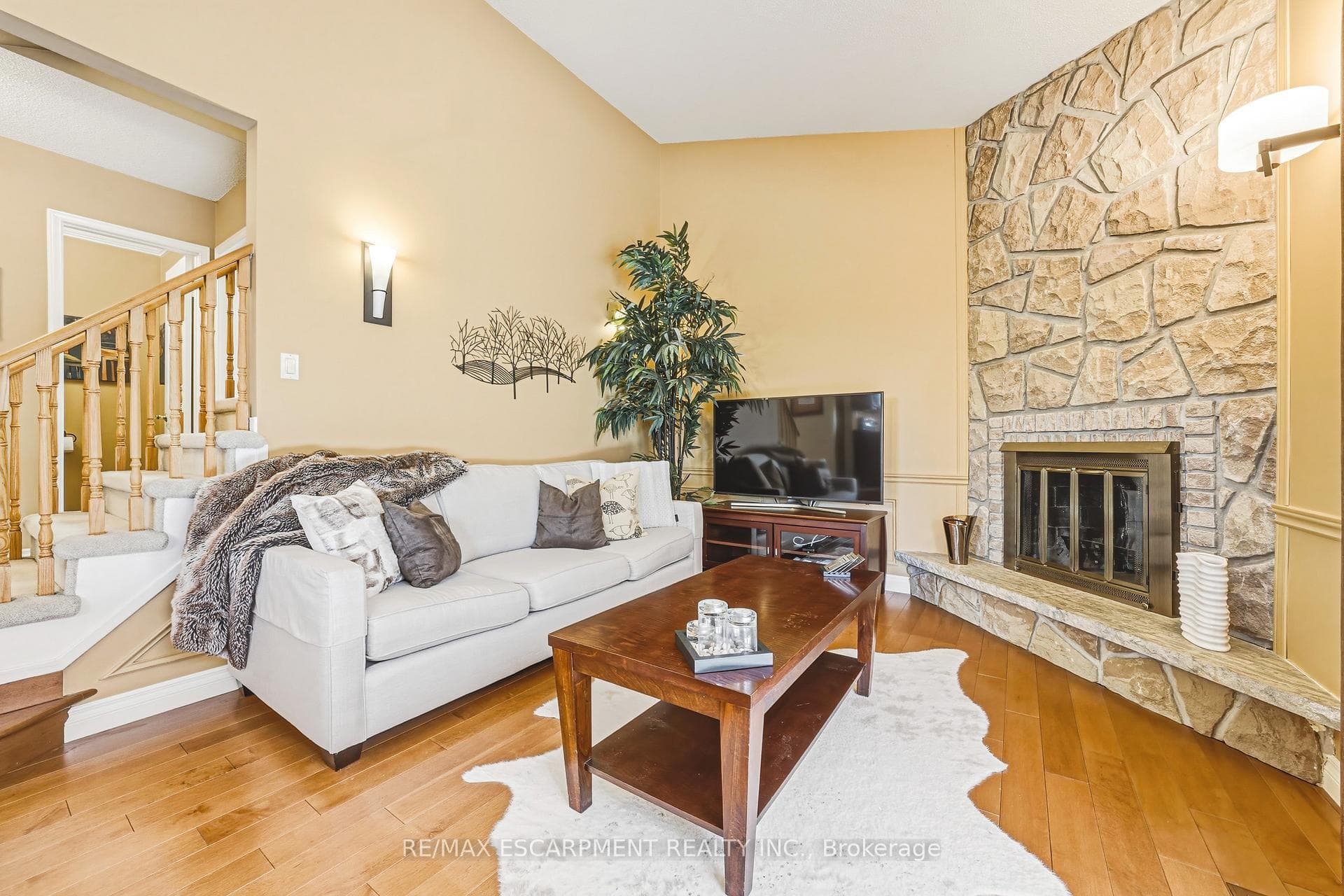 577 Tomahawk Crescent photo 11