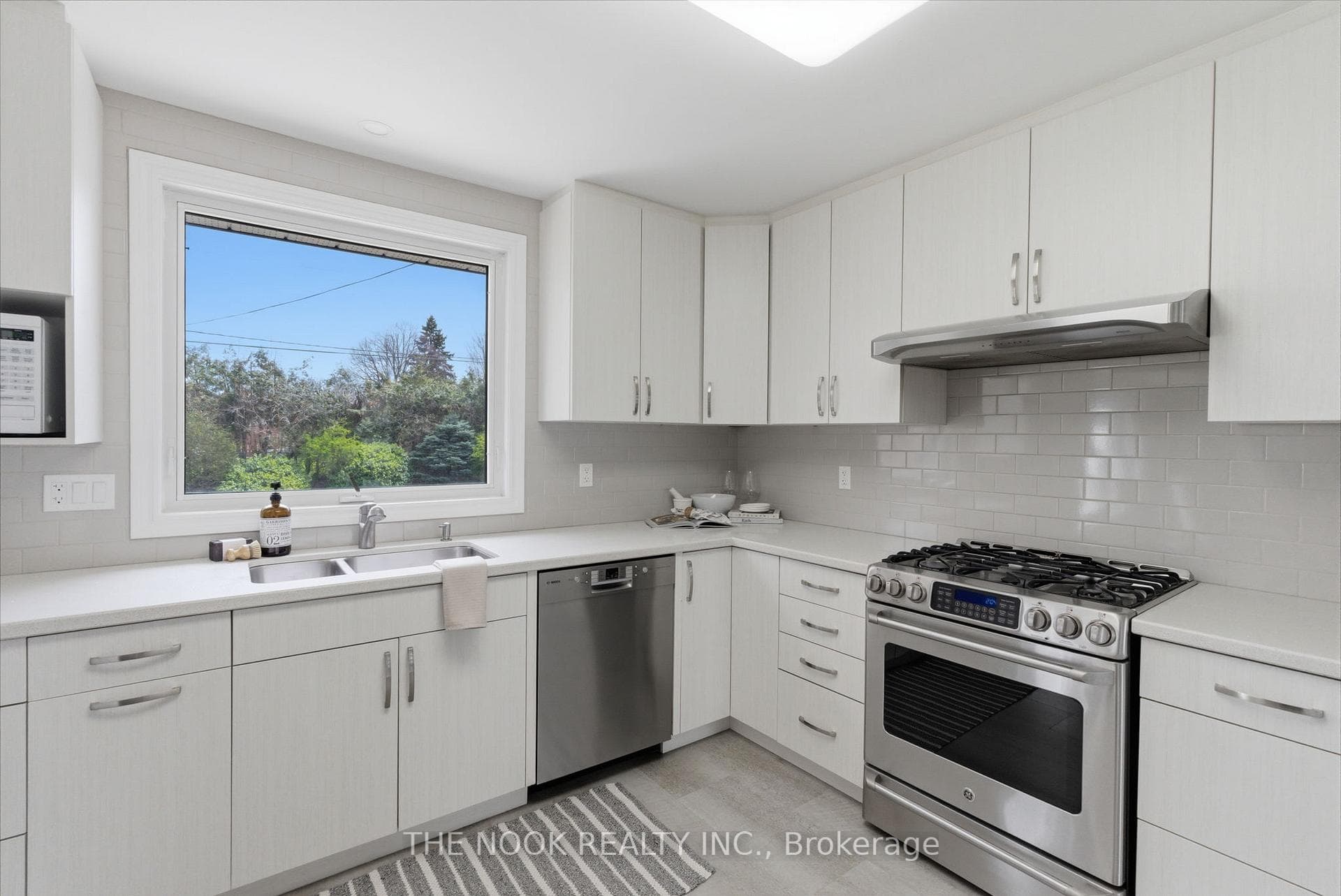 13 Lambard Crescent photo 8