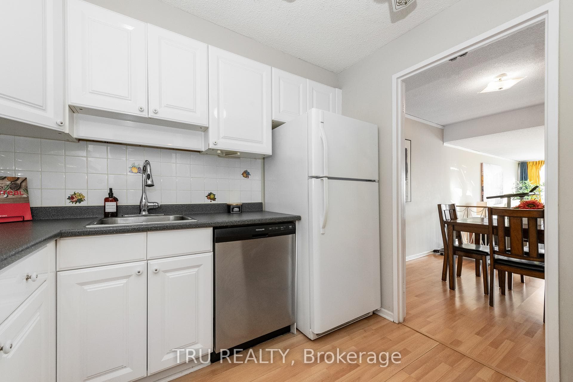415 GREENVIEW Avenue Unit 805 photo 5