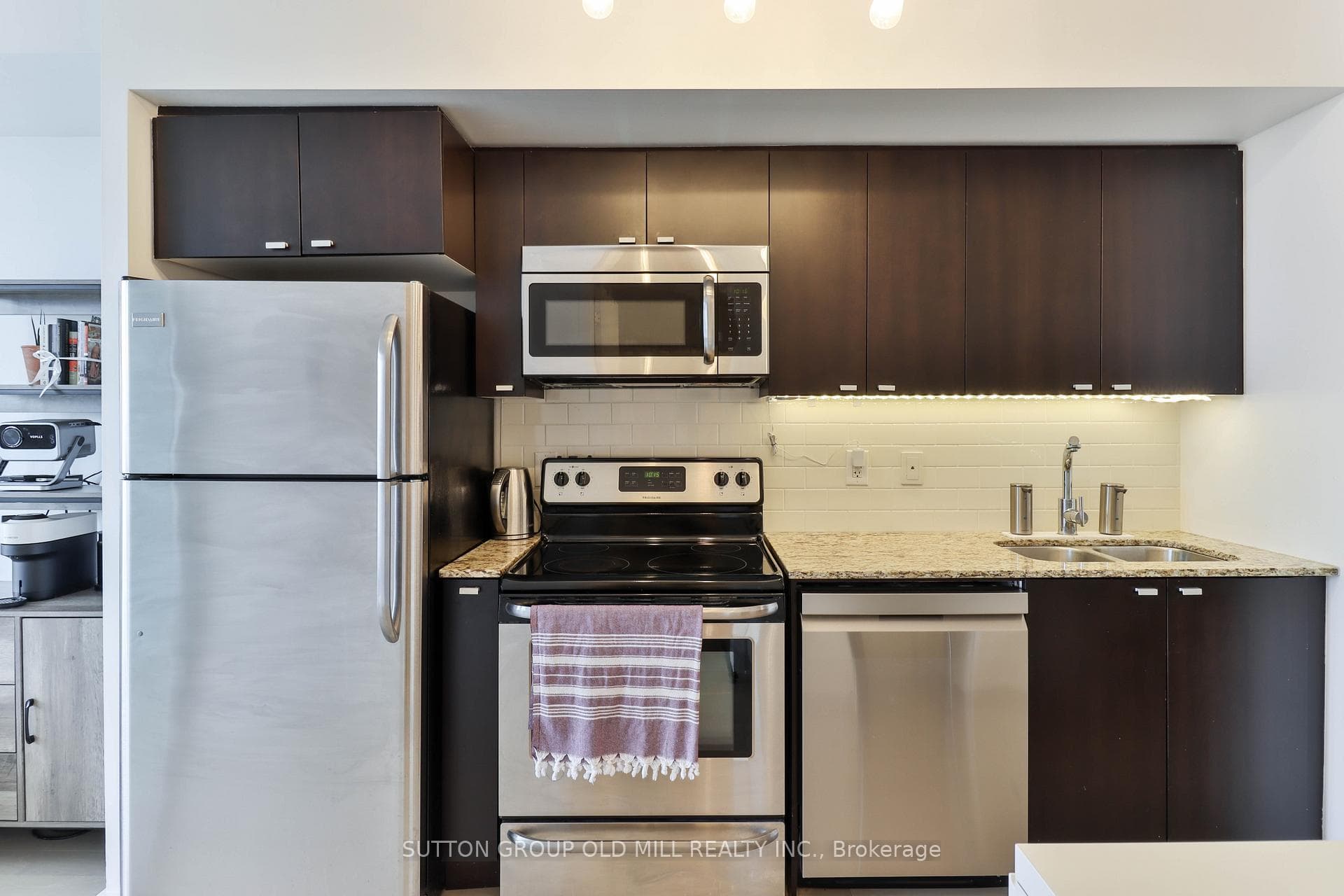 105 The Queensway N/A Unit 2709 photo 3
