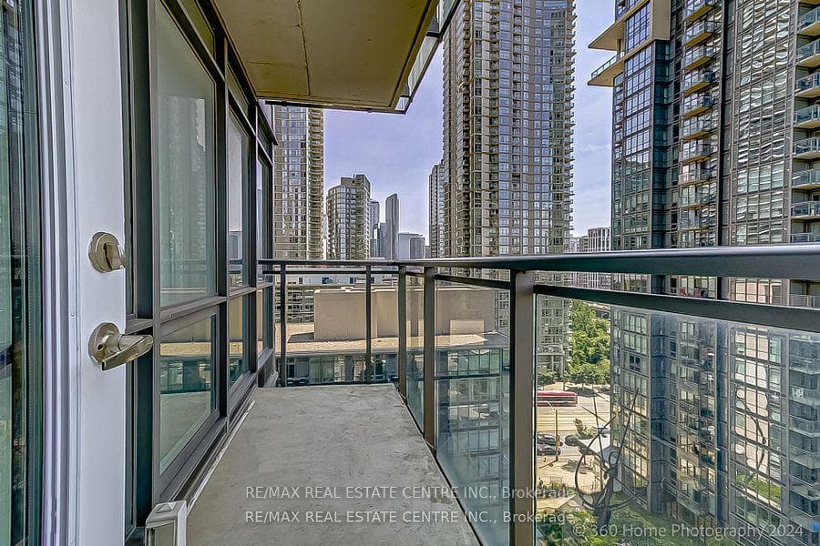 15 Fort York Boulevard Unit 1510 photo 21