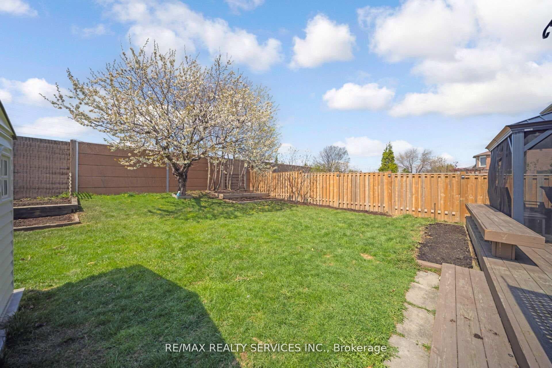 24 Neville Crescent photo 40