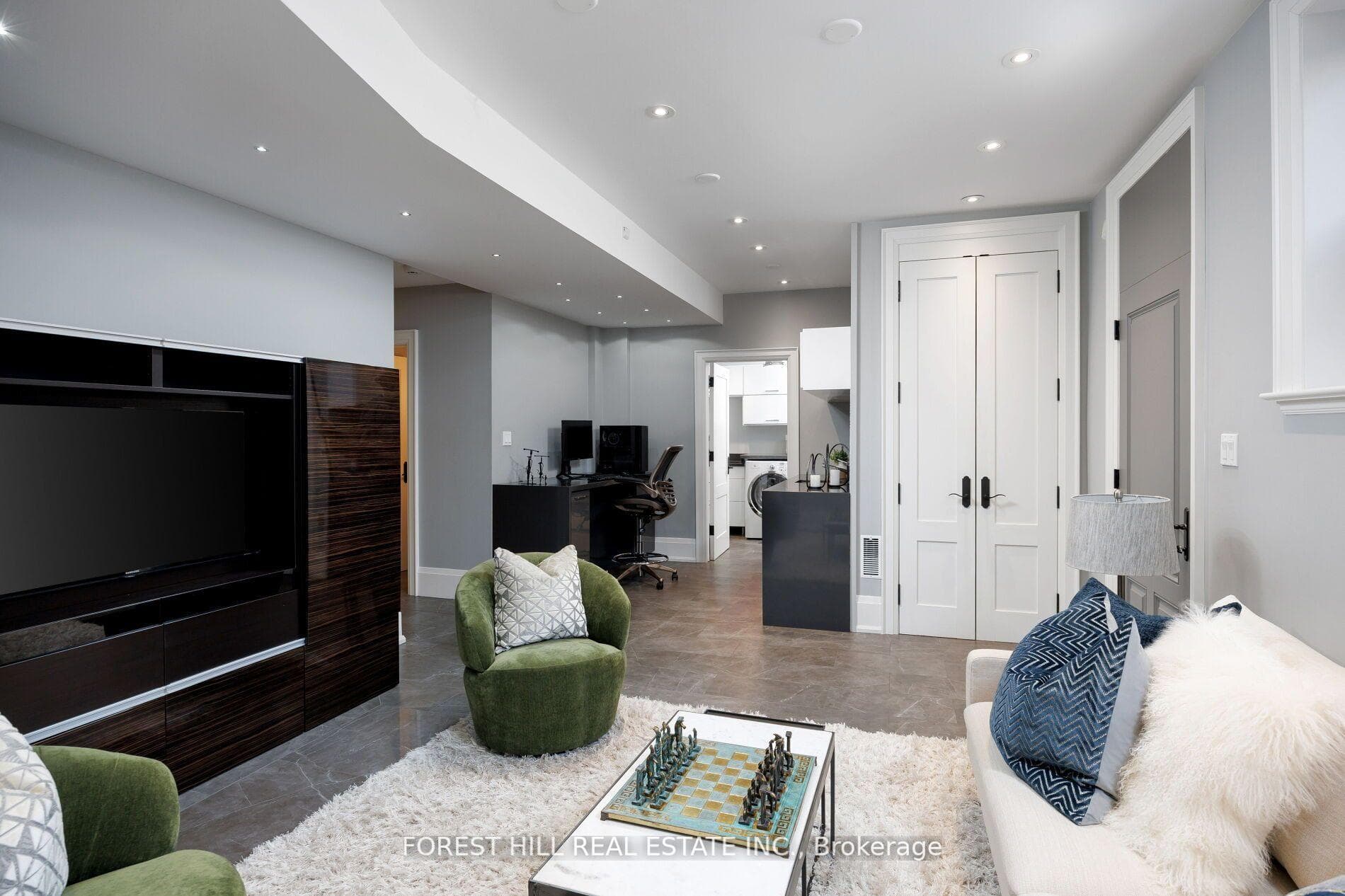 102 Chaplin Crescent photo 33