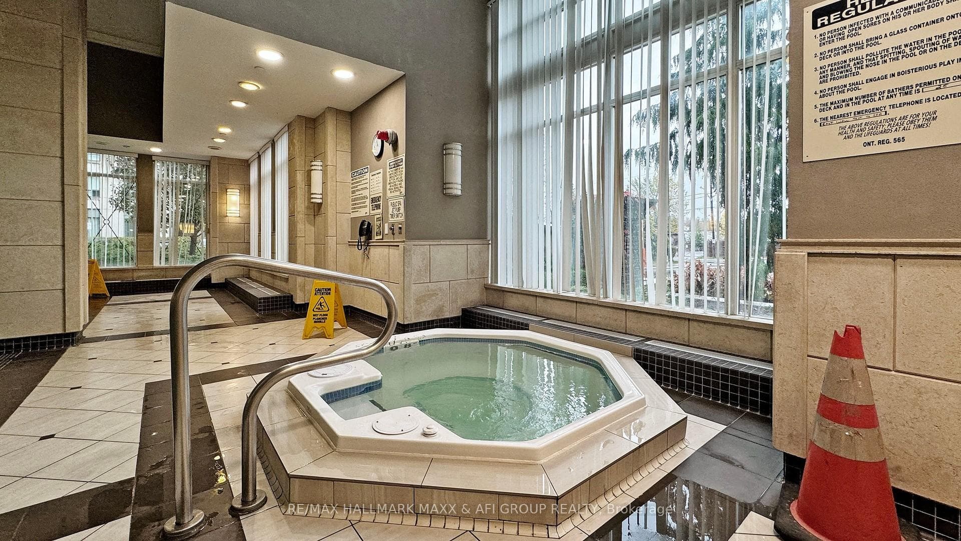 350 RED MAPLE Road Unit LPH7 photo 19