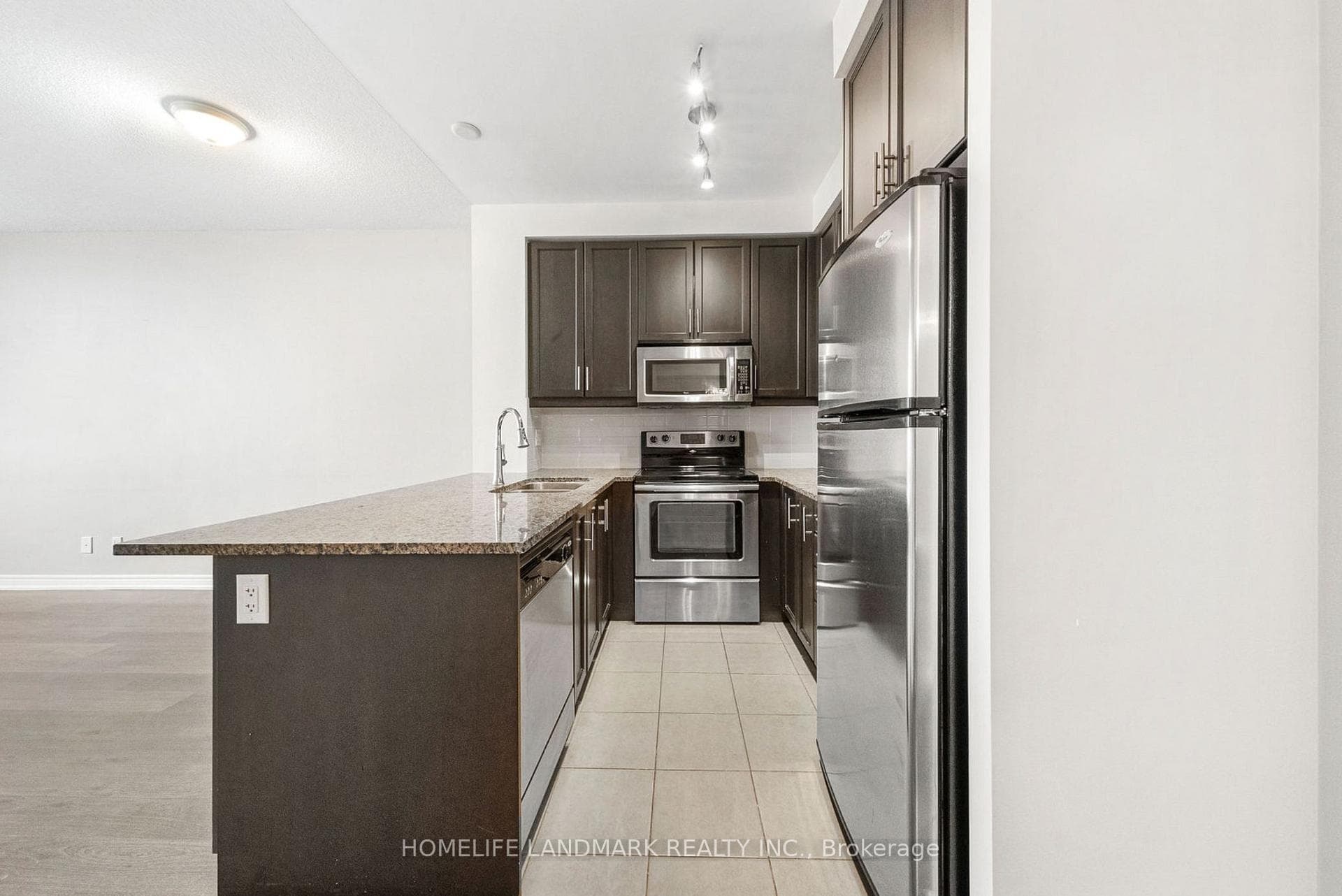 9245 Jane Street Unit 1212 photo 2