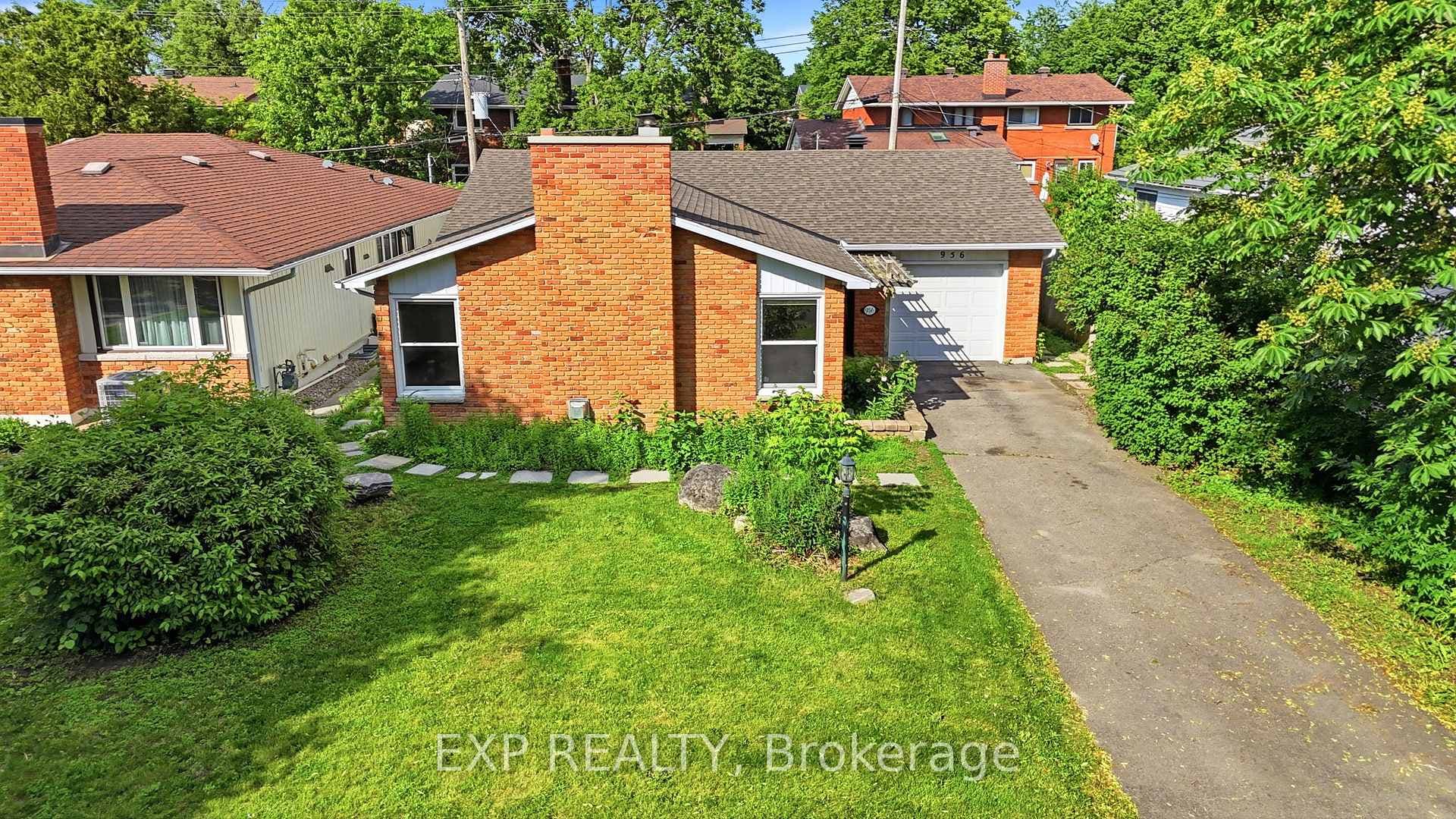 956 Gold Crescent photo 2