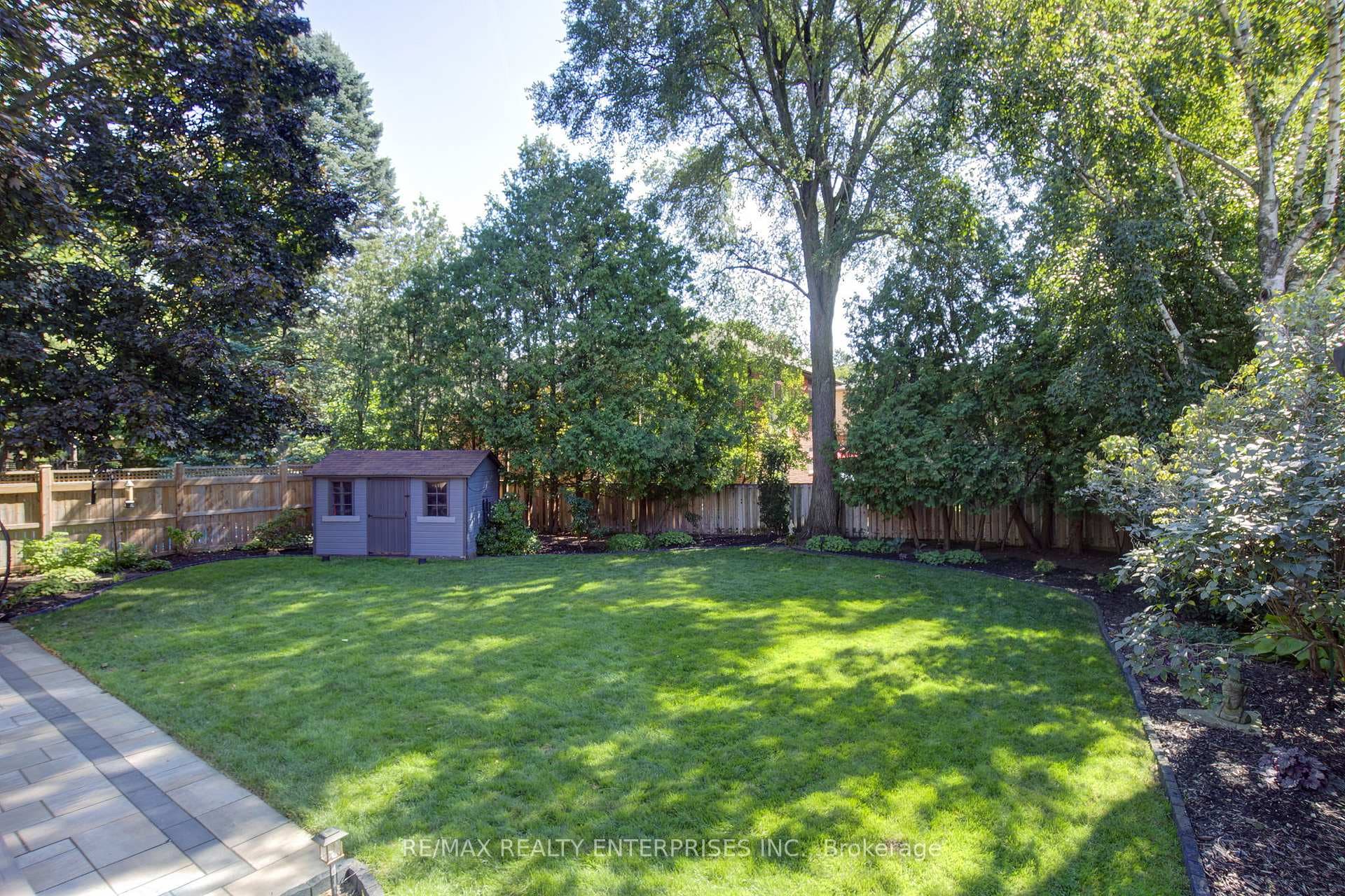 1720 Valentine Gardens photo 37