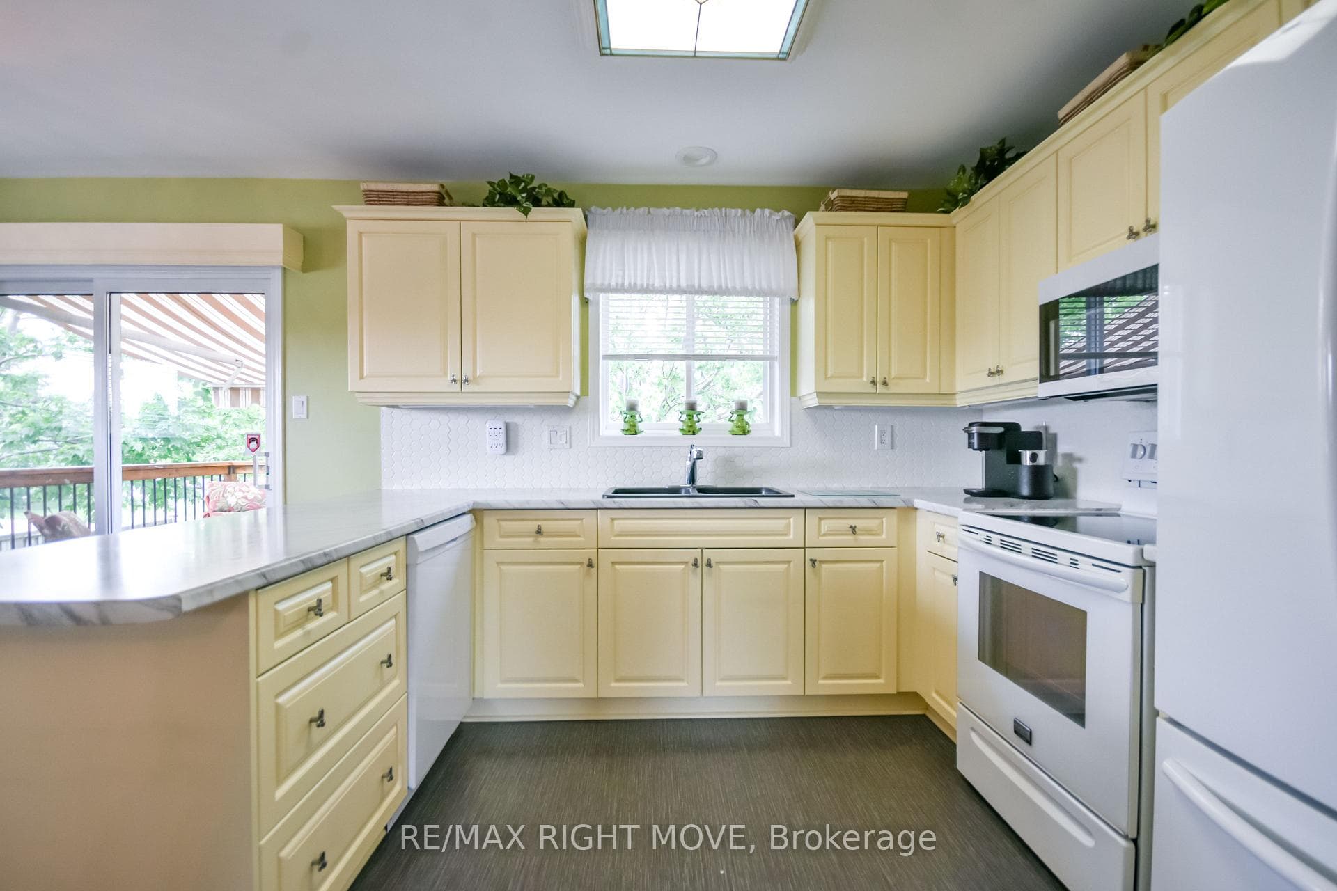 89 Carter Crescent photo 8