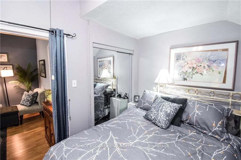 585 John Street photo 15