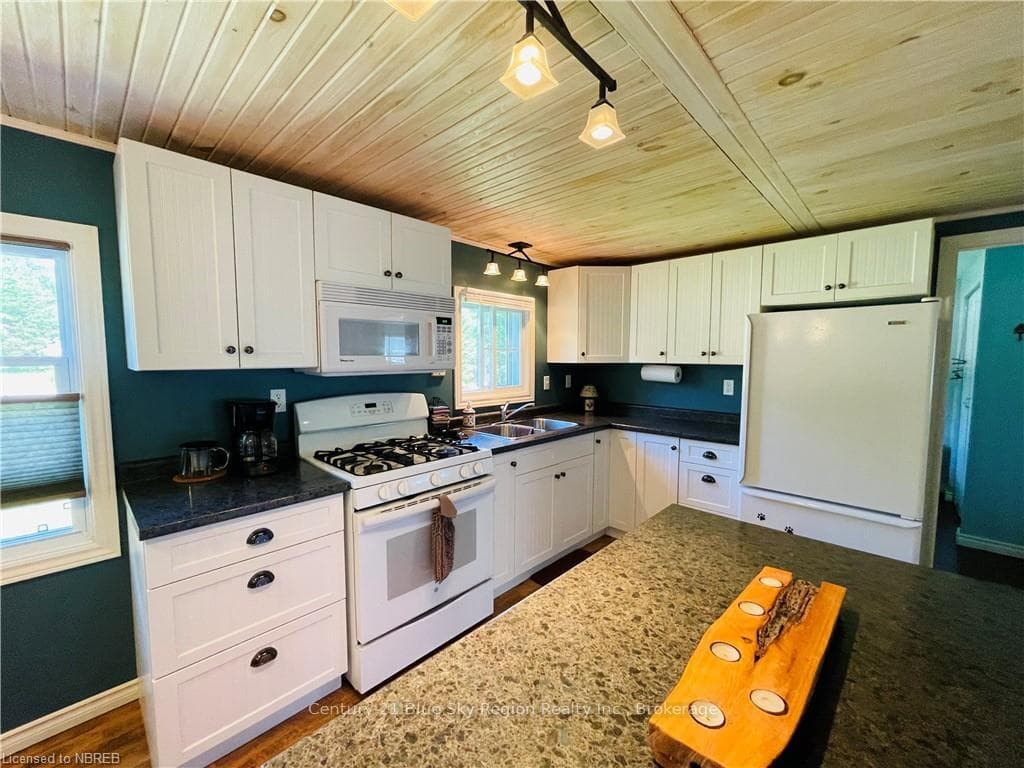 134 BERNARD Crescent photo 12
