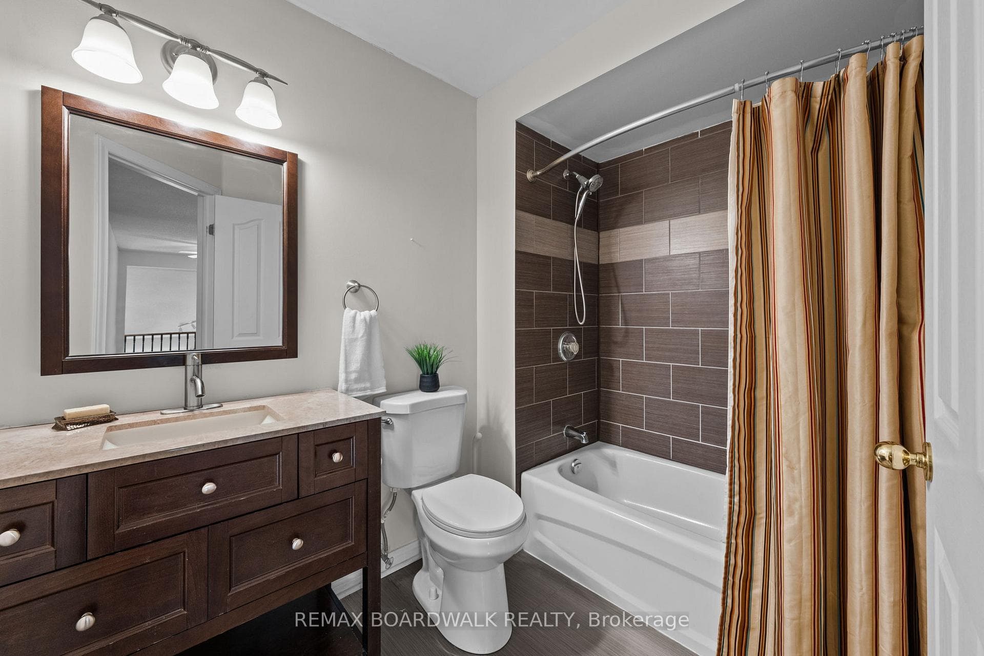Main 4 pc Bathroom