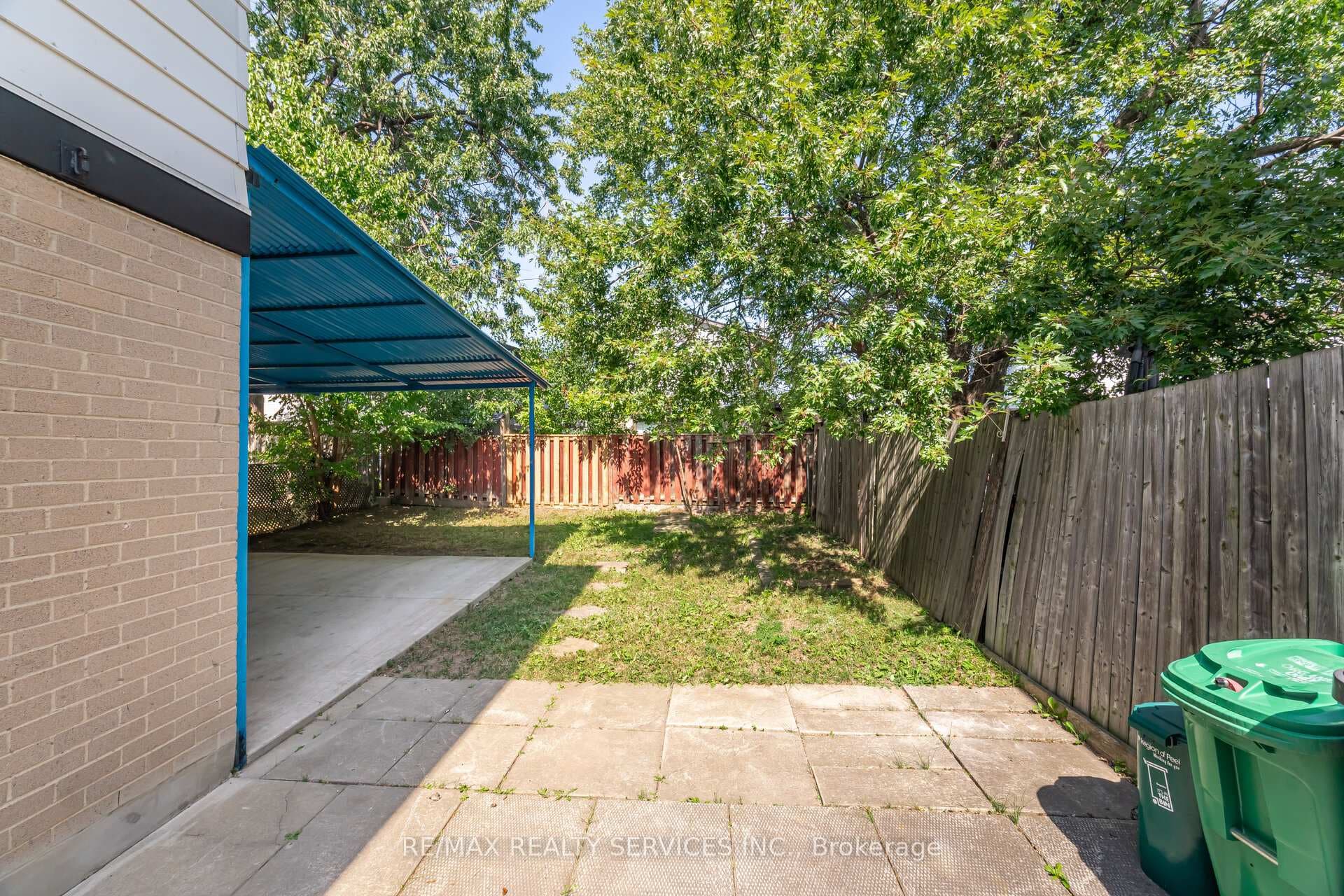 20 Greenhills Square photo 41
