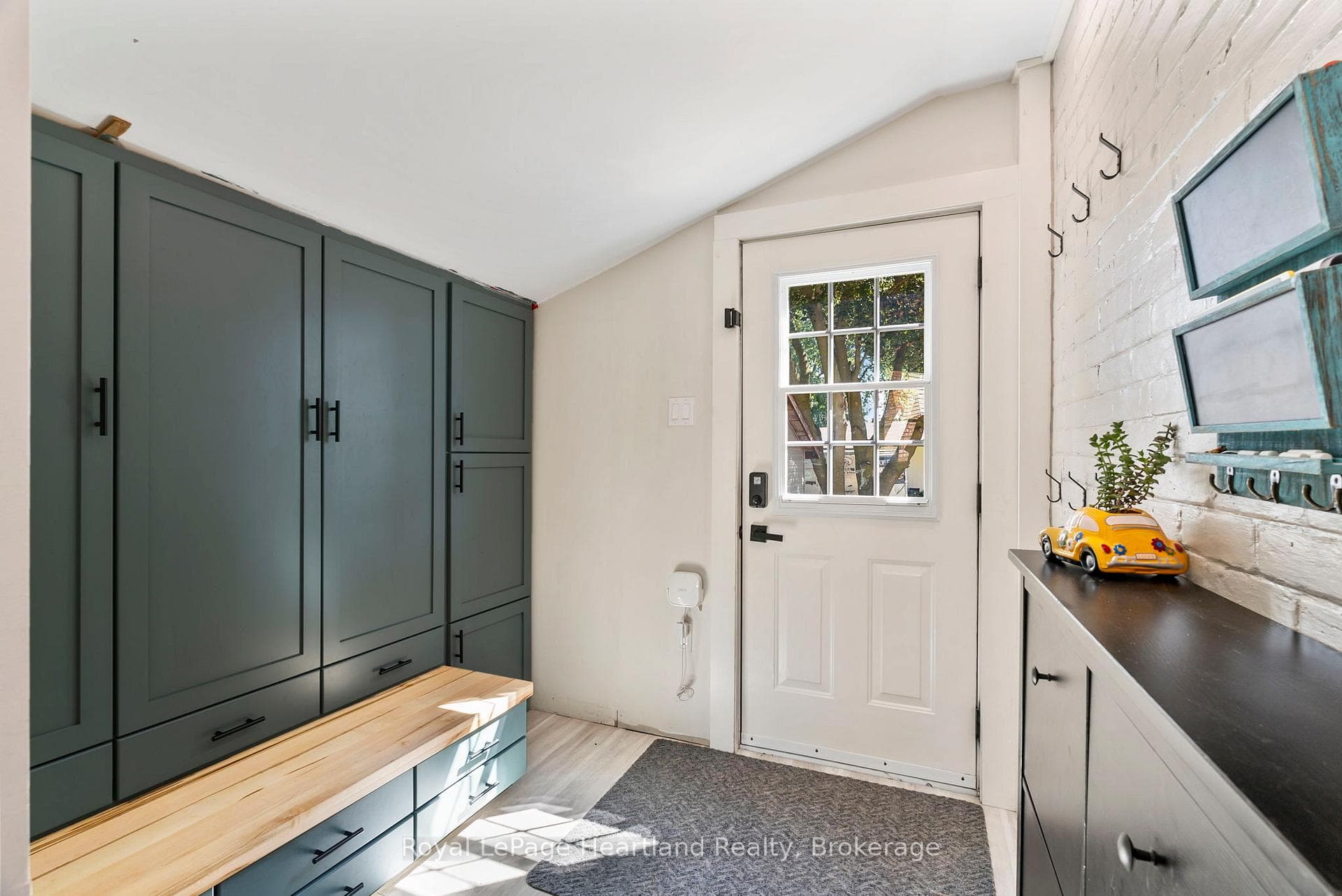 555 RAGLAN Street photo 32