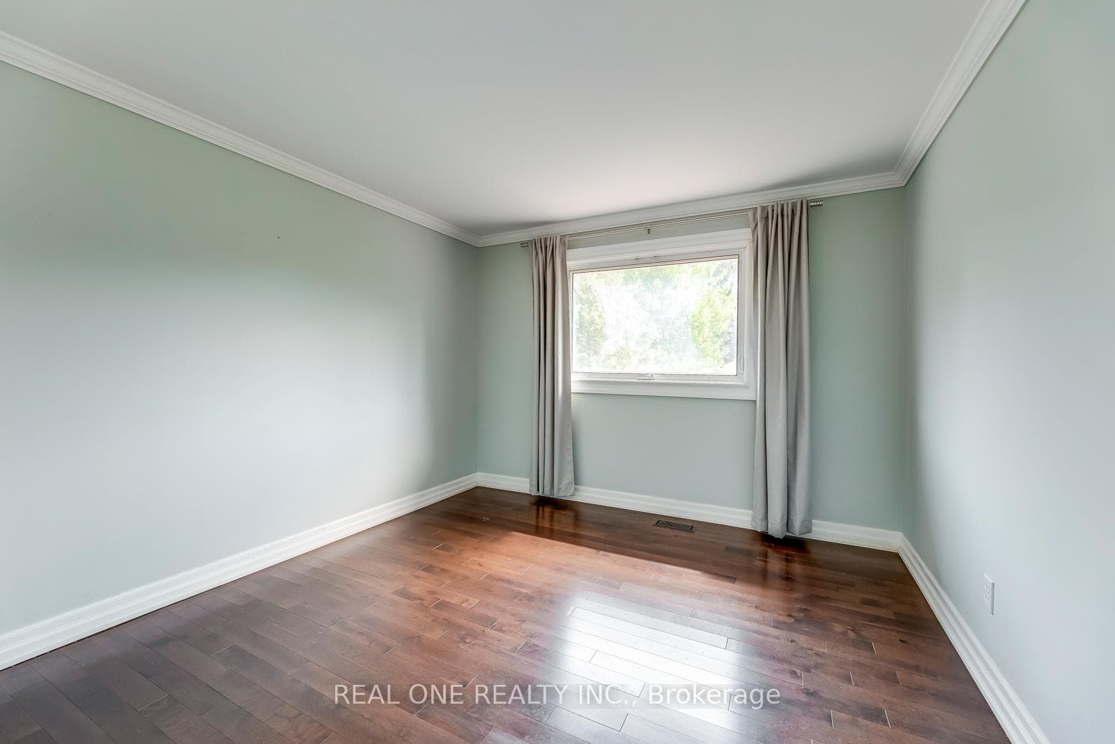 2231 All Saints Crescent photo 31
