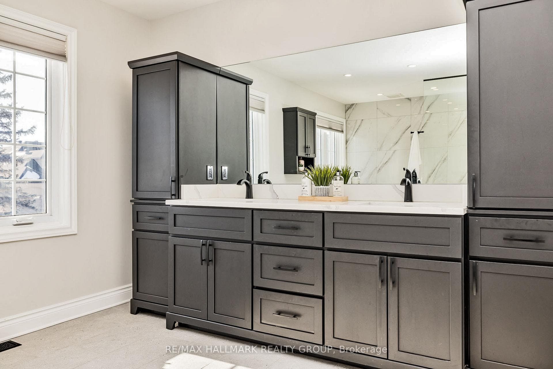 Dual sinks with plenty of storage.