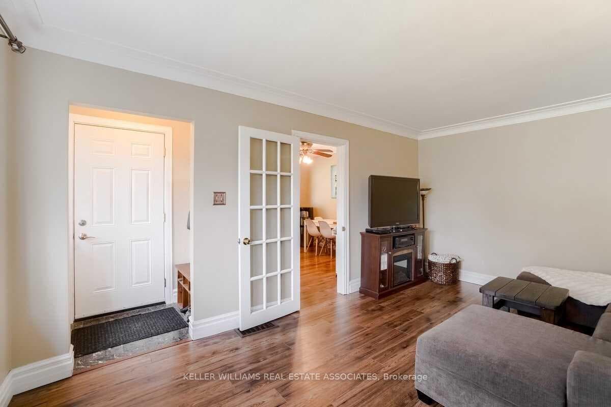 319 Grantham Avenue Unit Upper photo 5
