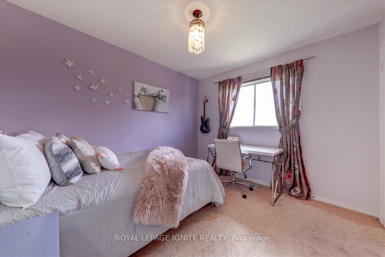 1464 Sandhurst Crescent photo 25