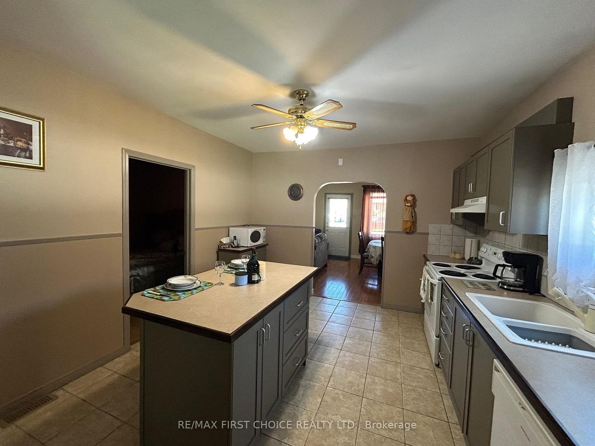 413 Regina Avenue photo 6