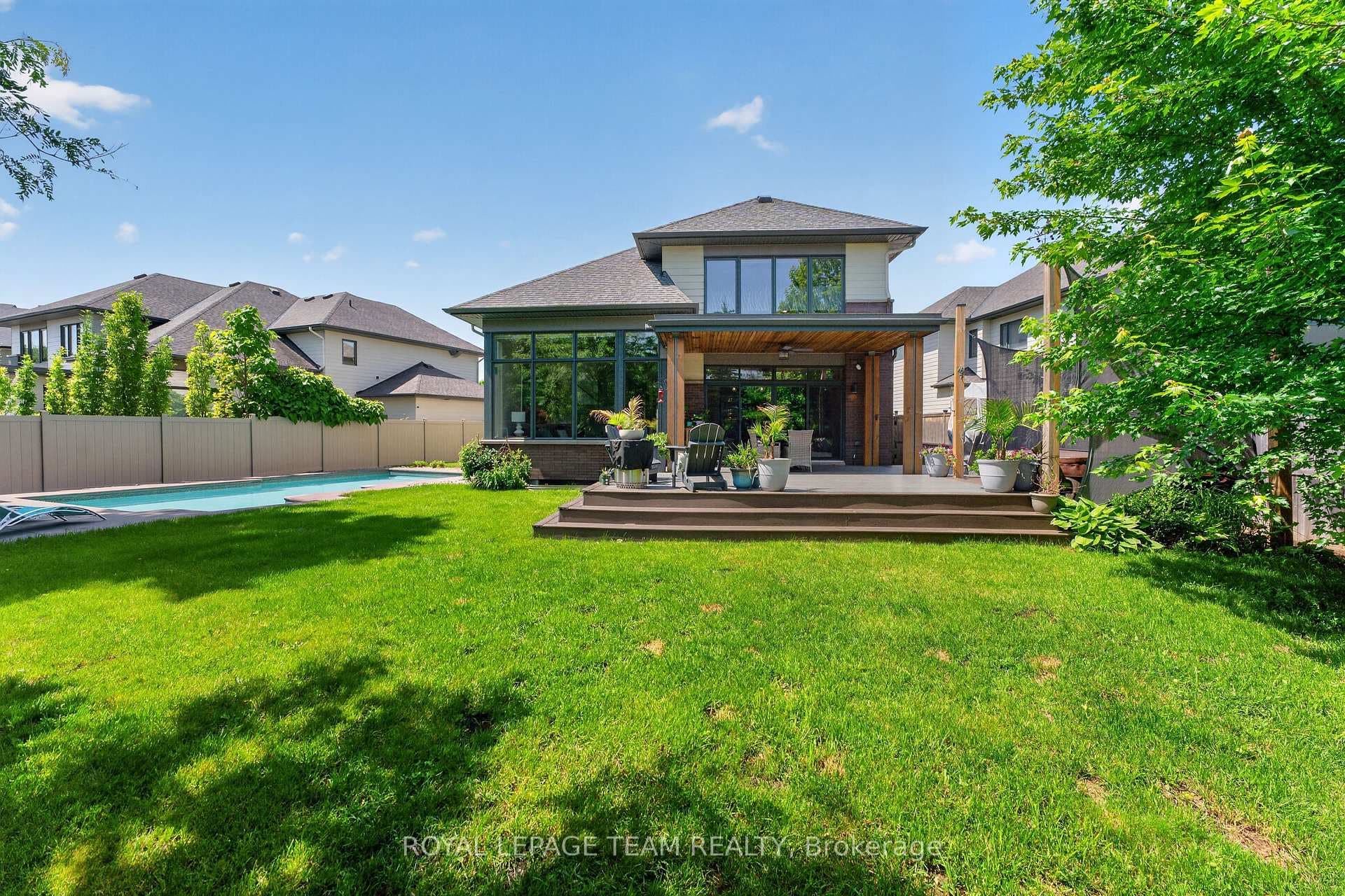 252 Sunnyridge Crescent photo 41