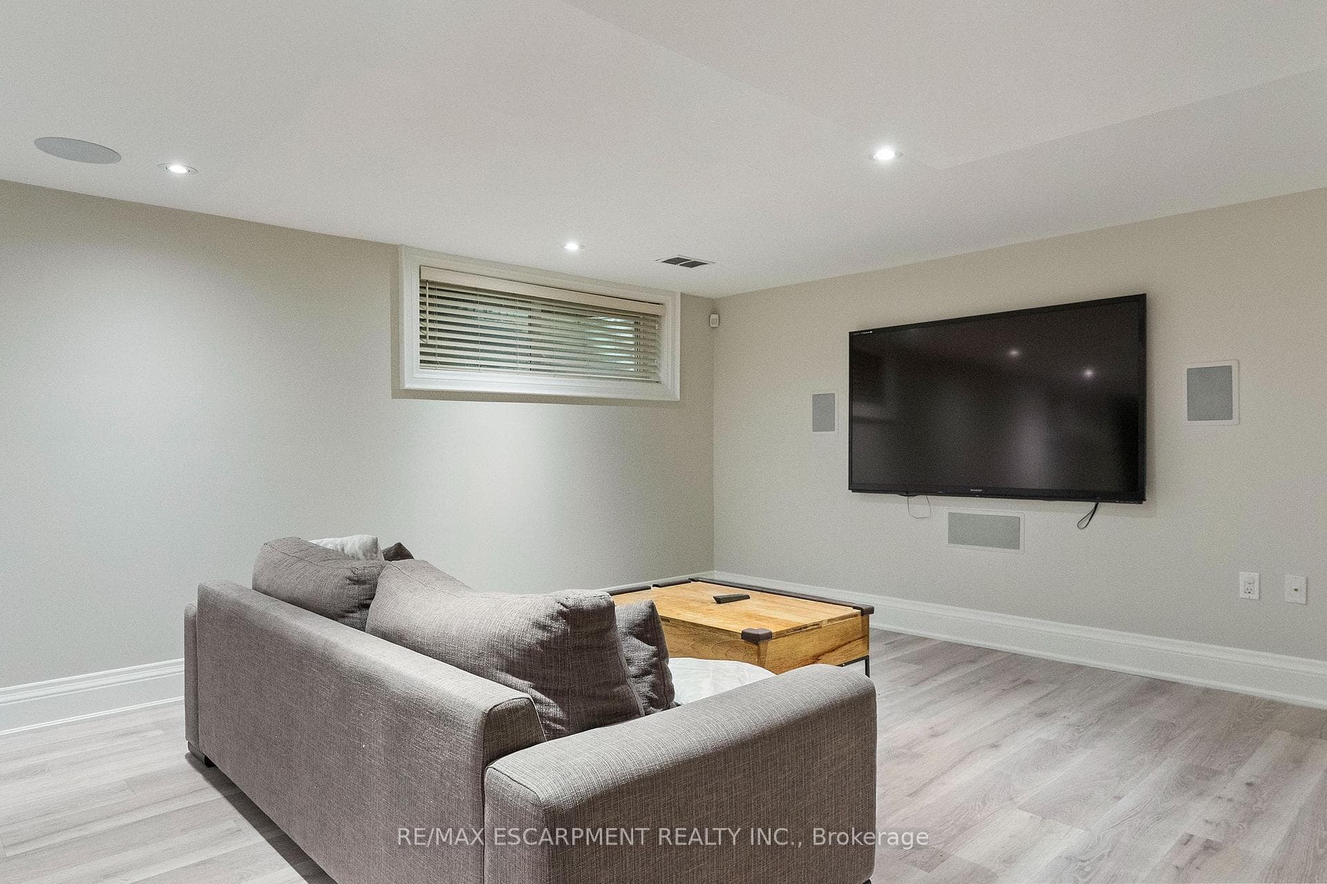 615 VANESSA Crescent photo 31