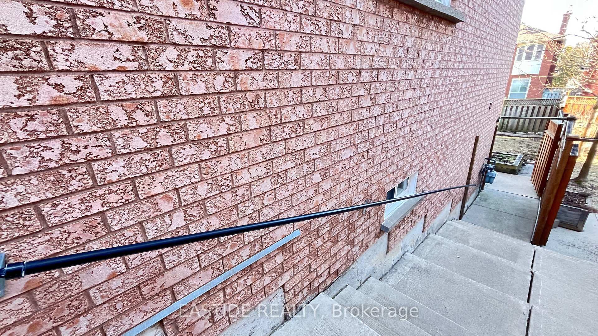 21 Woodstone Avenue photo 3