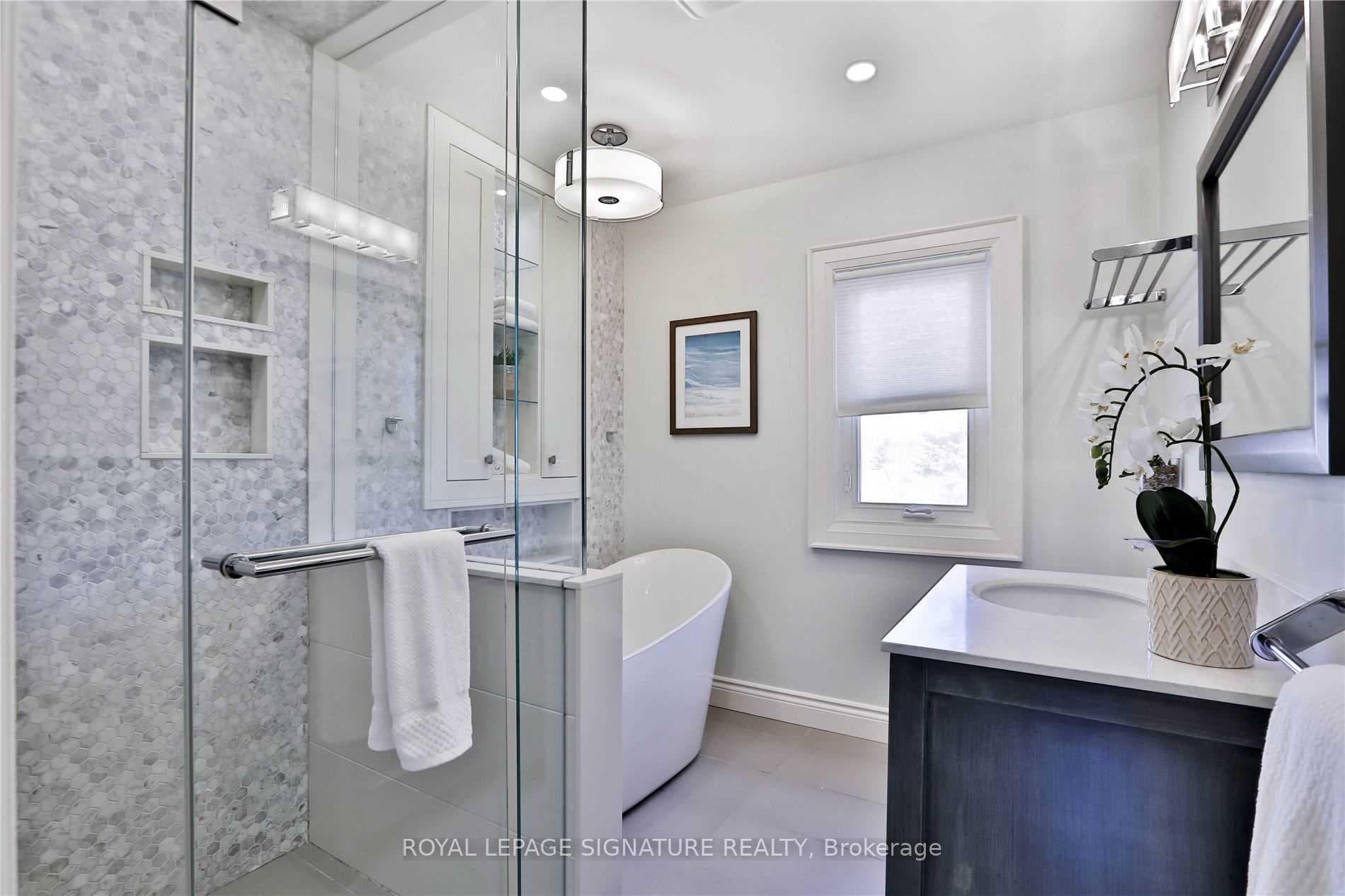 372 Roehampton Avenue photo 14