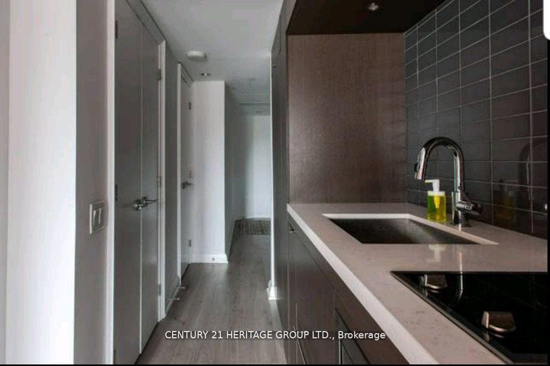 155 Yorkville Avenue Unit 403 photo 8