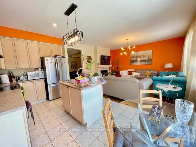 Kitchen w/Centre Island