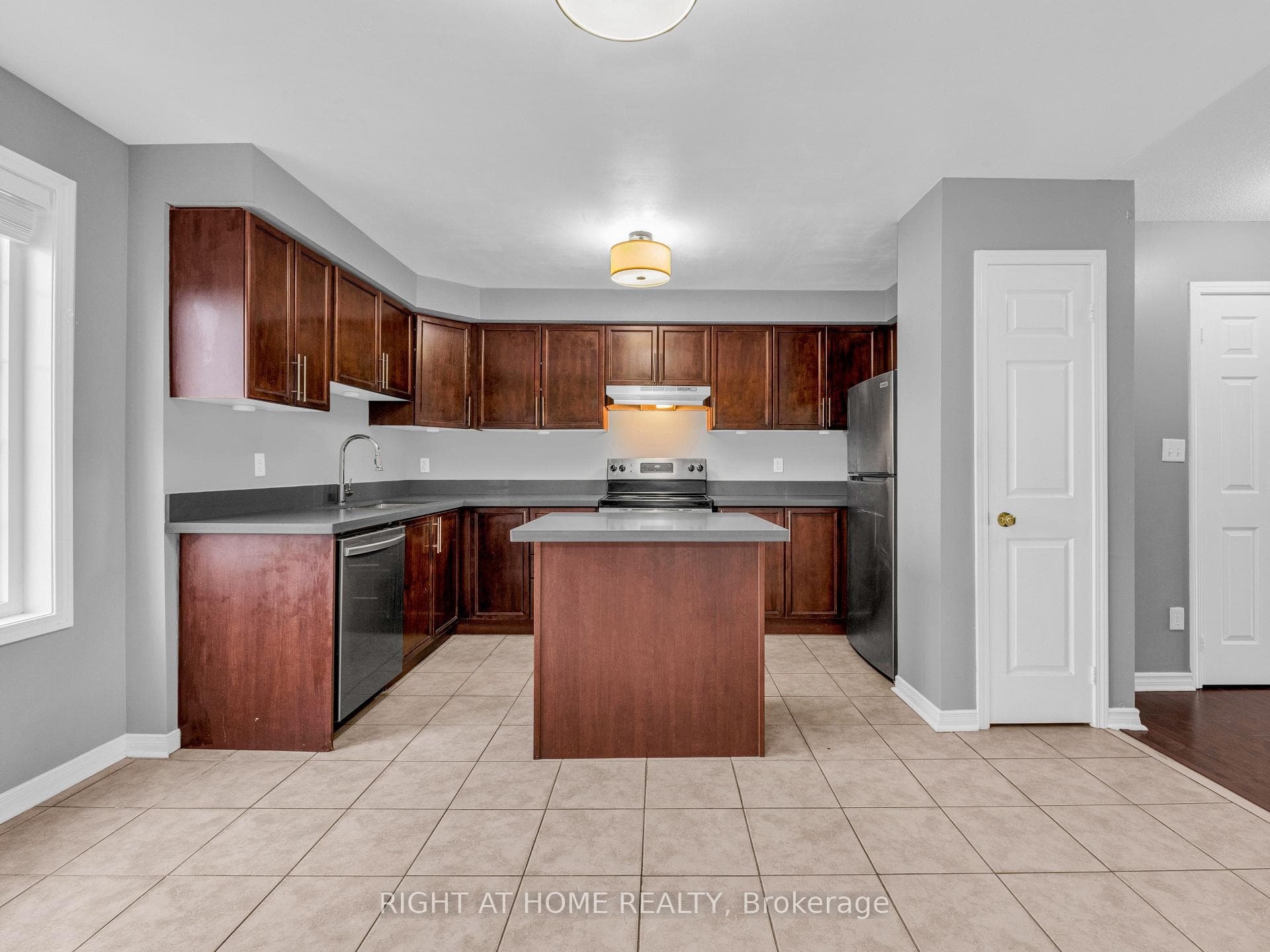 162 Bayly Street photo 6