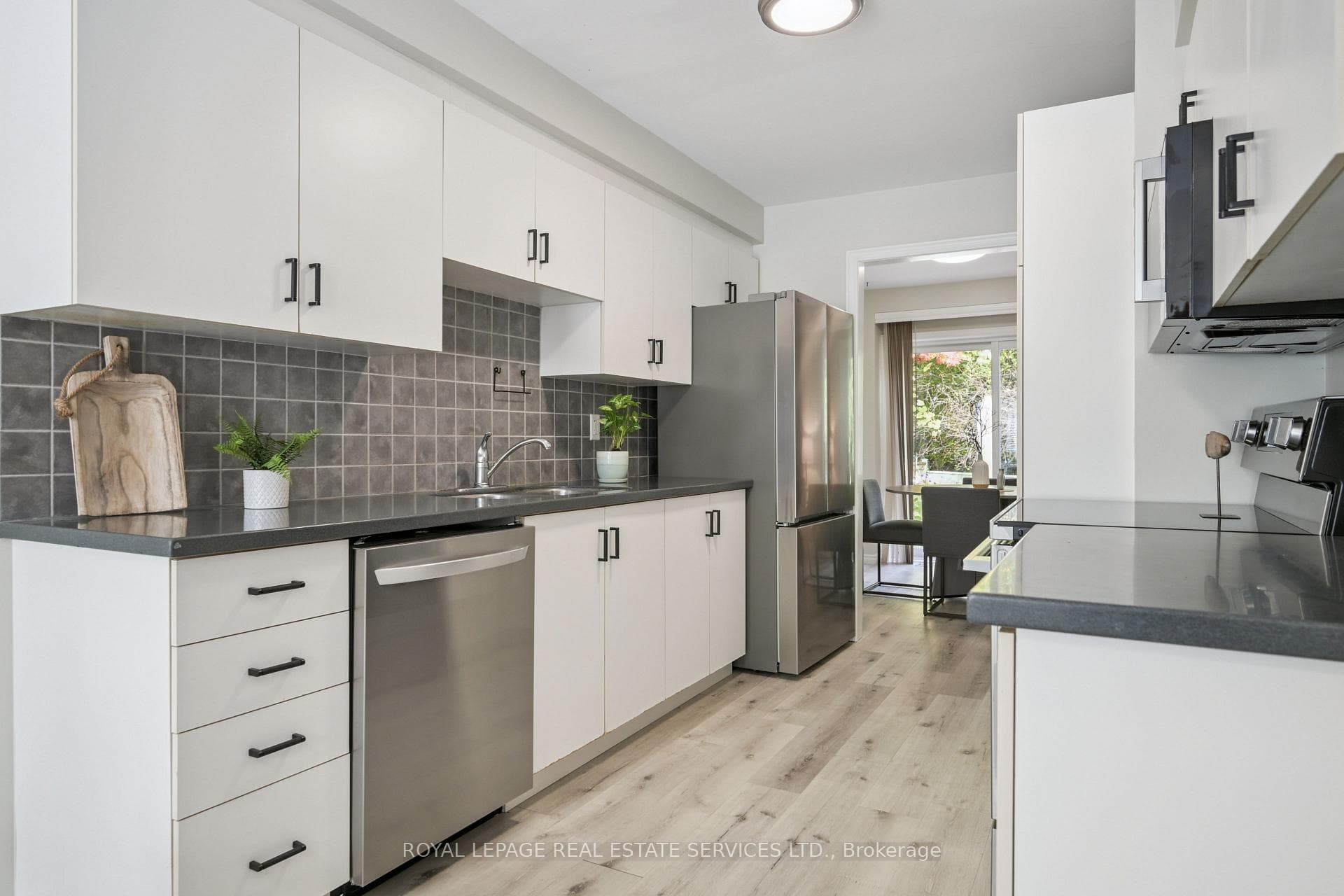 1233 Hedgestone Crescent photo 16